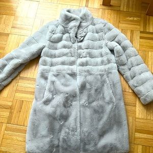 Like new Jones New York faux fur coat in silver/grey